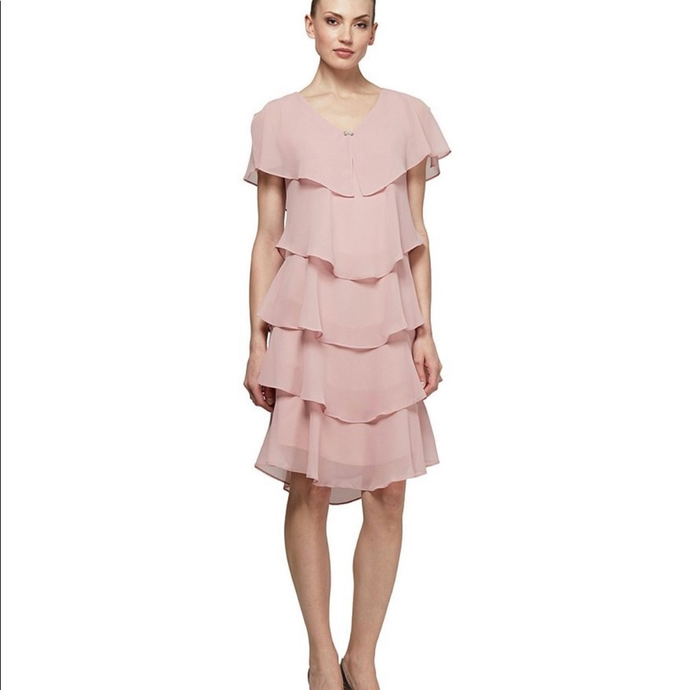 GORGEOUS 💖BLUSH💖 V-Neck Short Sleeve Georgette Tiered Capelet Shift Dress